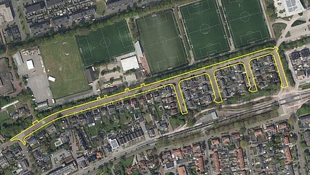De Roelenengweg heeft vier kleine zijstraten. Aan de zuidkant van de weg staan woonhuizen. Aan de noordkant staan vier voetbalvelden.