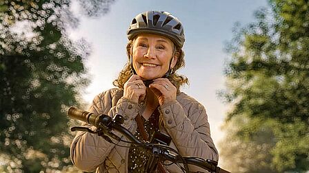 Dame met fietshelm op. 