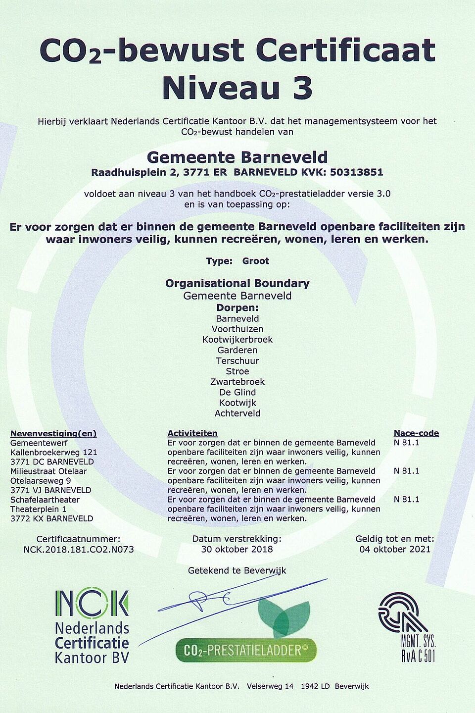 Afbeelding van het CO2 certificaat. Dit certificaat is afgegeven door het Nederlands Certificatie Kantoor, het NCK. Het NCK verklaart daarmee dat de Gemeente Barneveld, gevestigd op Raadhuisplein 2 in Barneveld, voldoet aan de eisen voor het halen van niveau 3 op de CO2-Prestatieladder. Het certificaat is uitgegeven op 30 oktober 2018 en is geldig tot en met 4 oktober 2021. 