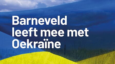 Vlag Oekraïne in geel met blauw met vermelding: Barneveld leeft mee met Oekraïne.