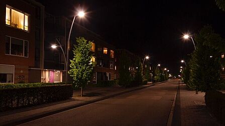 Lobeliastraat in Barneveld; licht gelijkmatig over de weg verdeeld zodat er geen zwarte vlekken zijn