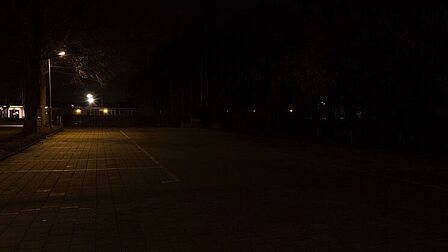 Sportveld Thorbeckelaan in Barneveld, parkeerterrein is in de avond tijdens het sporten in gebruik en ’s nachts leeg. Het licht brandt wel de hele nacht