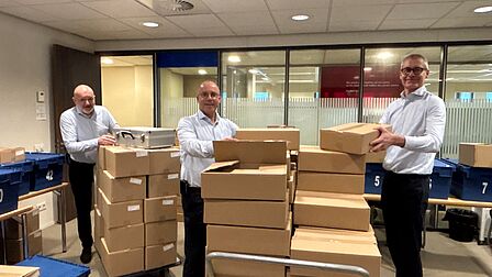 De bodes met dozen vol stembiljetten.