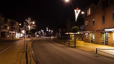 Hoofdstraat in Voorthuizen; licht gelijkmatig over de weg verdeeld