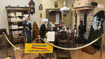 Tafereel van huiskamer van vroegere tijden in het Pluimveemuseum.