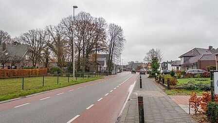 Wesselseweg in Kootwijkerbroek, doorgaande weg waar over verkeersveiligheid wordt gesproken