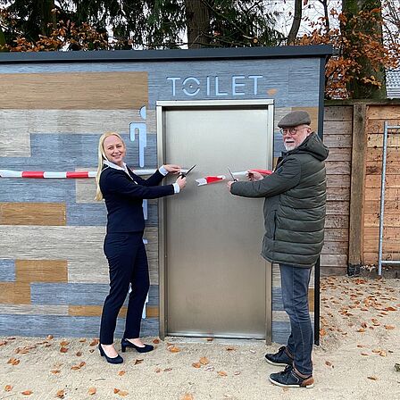 Wethouder Mijntje Pluimers-Foeken opent openbare toiletten  