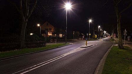 Thorbeckelaan in Barneveld ‘s nachts. Licht is gelijkmatig over de weg verdeeld zodat er geen zwarte vlekken zijn