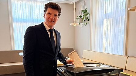 burgemeester Jacco van der Tak brengt zijn stem uit in het oude raadhuis. 