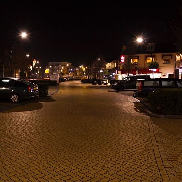 Centrum met verlicht parkeerterrein 