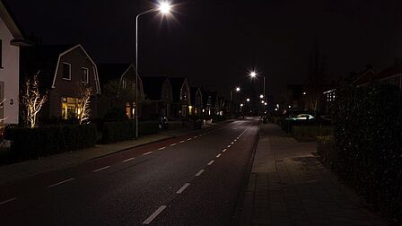 Kallenbroekerweg in Barneveld. Doorgaande weg waar het licht gelijkmatig over de weg is verdeeld zodat er geen zwarte vlekken zijn