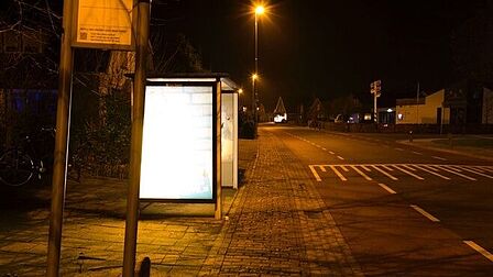 Wesselseweg in Kootwijkerbroek, het felle licht maakt de abri niet meer leesbaar
