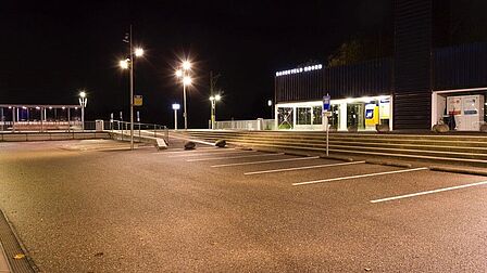 Stationsgebied in Barneveld Noord, parkeerterrein in de late avond en nacht. Het is helemaal leeg maar staat wel volop in het licht