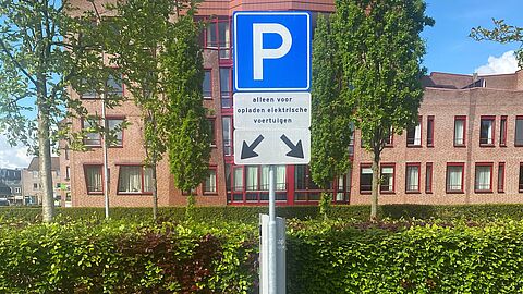 Parkeerplek met laadpaal alleen voor opladen van elektrische auto's.