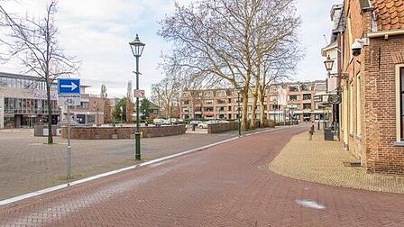 Langstraat in Barneveld, klassieke verlichting (decoratieve verlichting) waarmee het herkenbaar is als centrumgebied