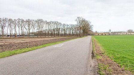 Harskamperweg in Kootwijkerbroek, niet verlicht want er is geen sprake van een verkeersonveilige situatie. Het is een rechte weg en er is geen maatregel nodig
