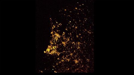Licht in de nacht in Nederland vanuit de ruimte gezien