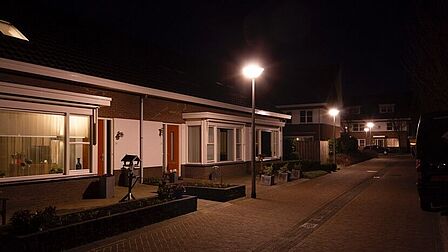 Ploeg in Voorthuizen met een lantaarnpaal die in een woning schijnt. De woning wordt hierdoor ook van binnen ongevraagd verlicht