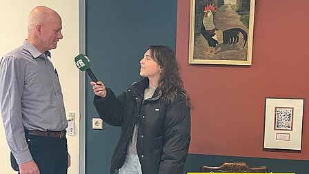 De voorzitter wordt geïnterviewd.