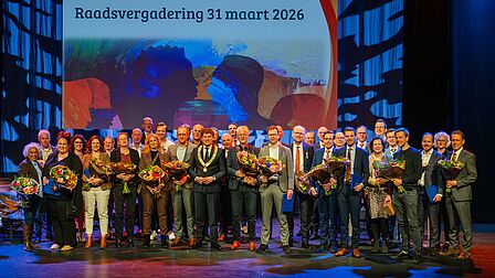 Raadsleden en burgemeester op het podium in het Schaffelaartheater.