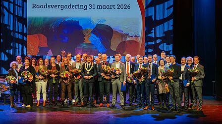 Raadsleden en burgemeester in het Schaffelaartheater.