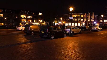 Parkeerterrein in centrum Barneveld wat overdag en begin van de avond veel gebruikt wordt, in de late avond en ‘s nachts minder