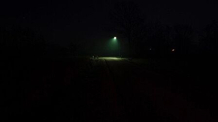 Klettersteeg in Achterveld. Ons oog trekt naar het licht toe en we zien niet goed hoe de situatie voor de lantaarnpaal en na de lantaarnpaal is