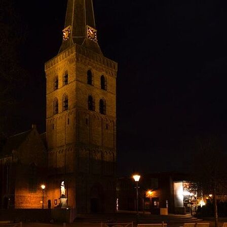 Kerk, voorbeeld van een andere lichtbron die effect heeft buiten op straat.