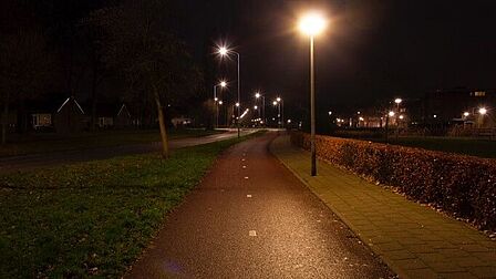 Plantagelaan in Barneveld, dit is een hoofdfietsroute en daarom verlicht. Dit fietspad ligt naast de rijbaan, binnen de bebouwde kom