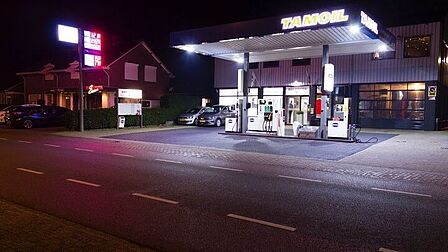 Kootwijkerbroek, tankstation in het donker. Het tankstation is verplicht, ook de naam van het bedrijf. Ernaast hangt een verlicht reclamebord aan een lantaarnpaal. Dit bord is niet meer leesbaar en erg licht. Daardoor lijkt het donker op straat. Door in overleg te gaan kan het wellicht anders