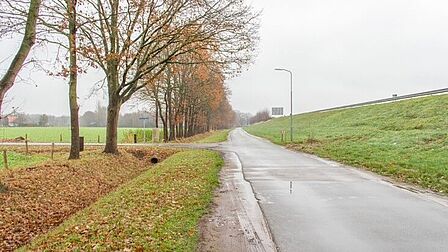 Heideweg in het buitengebied van Stroe. Er is niemand die je kan helpen of zien. De verlichting geeft slechts schijnveiligheid