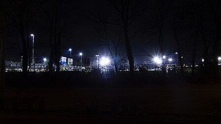 Sportveld op de Barnseweg in Barneveld, het licht heeft effect op de openbare ruimte. 