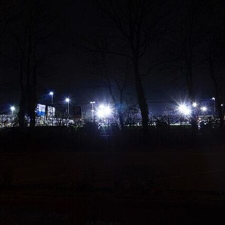 Sportveld op de Barnseweg in Barneveld, het licht heeft effect op de openbare ruimte. 