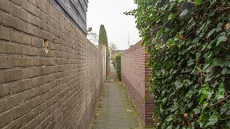 Dominee J.R. Sybrandistraat in Zwartebroek, achterpad van de gemeente dat niet verlicht wordt. Het pad wordt gebruikt om de aangrenzende tuinen te bereiken